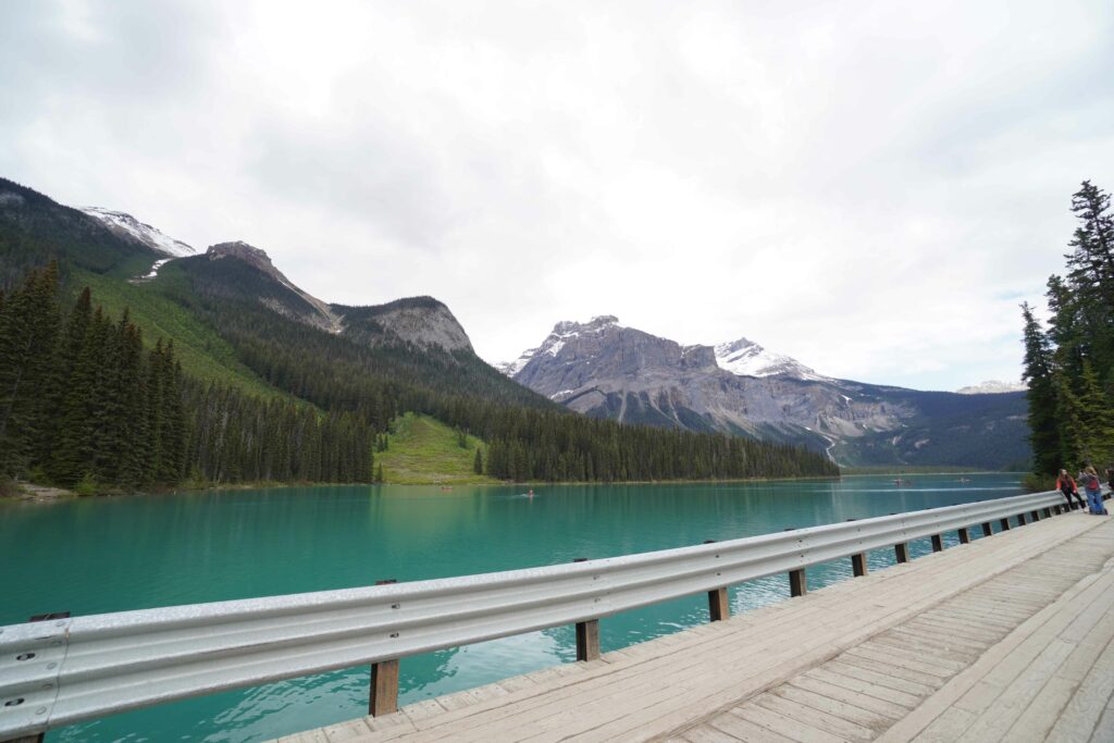 Vue du Emerald Lake depuis la route vers les chalets.